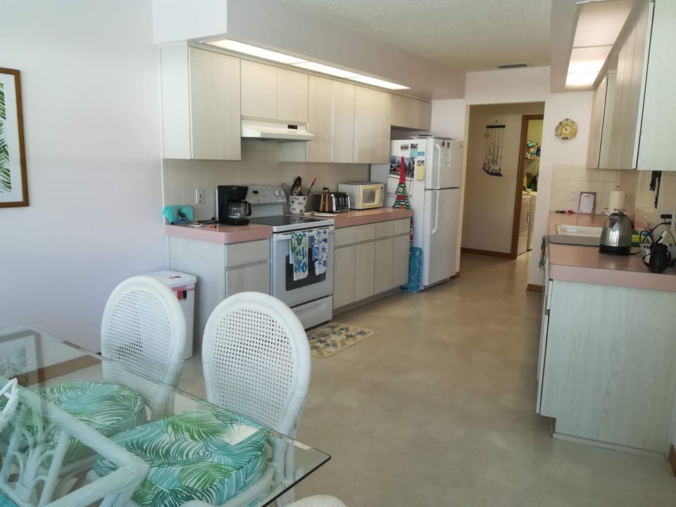 Dining area to kitchen