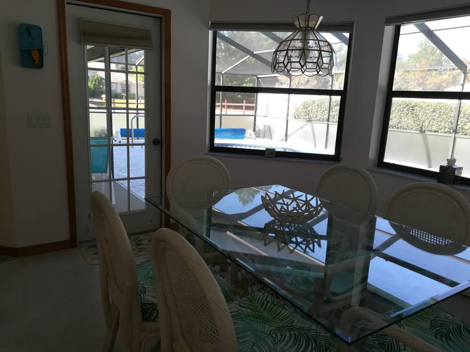 dining area to pool deck