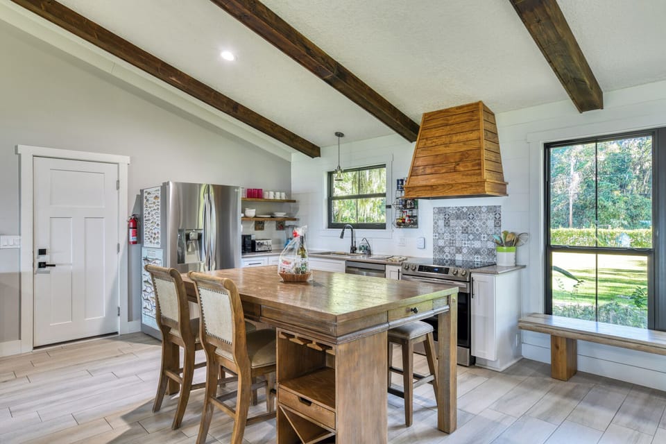 Cook your delicious meals in this kitchen equipped with everything you need.