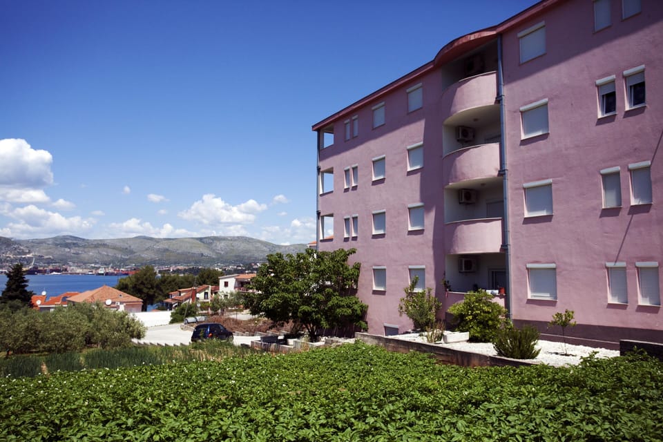 Outside - Ellie is situated on the top floor with a front facing view of the sea
