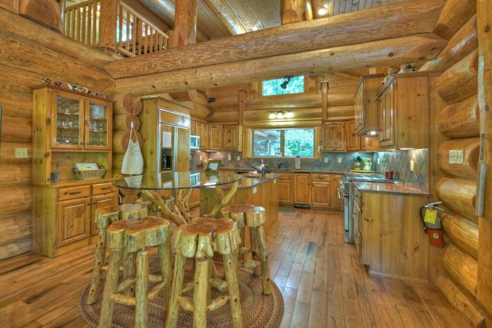 Gourmet kitchen, perfect for large families.