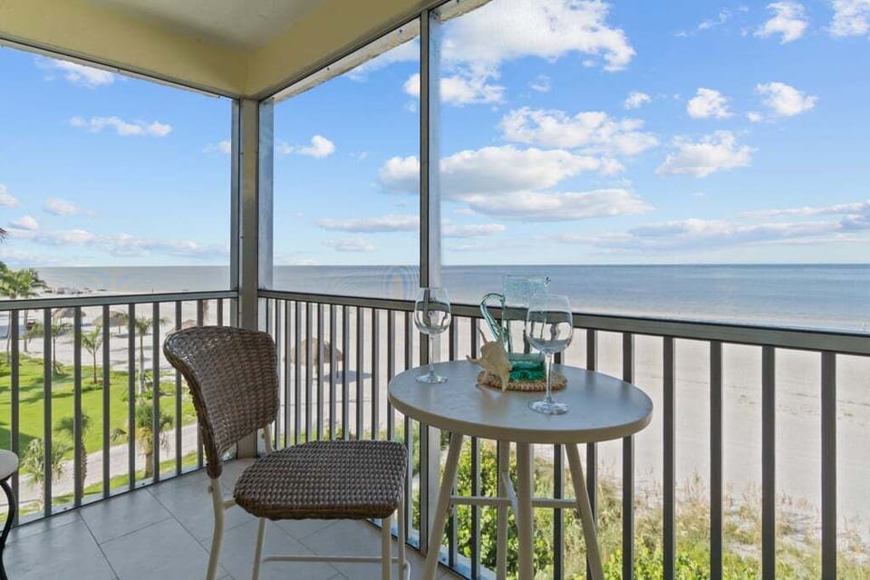 Beautiful Gulf views from the screened lanai