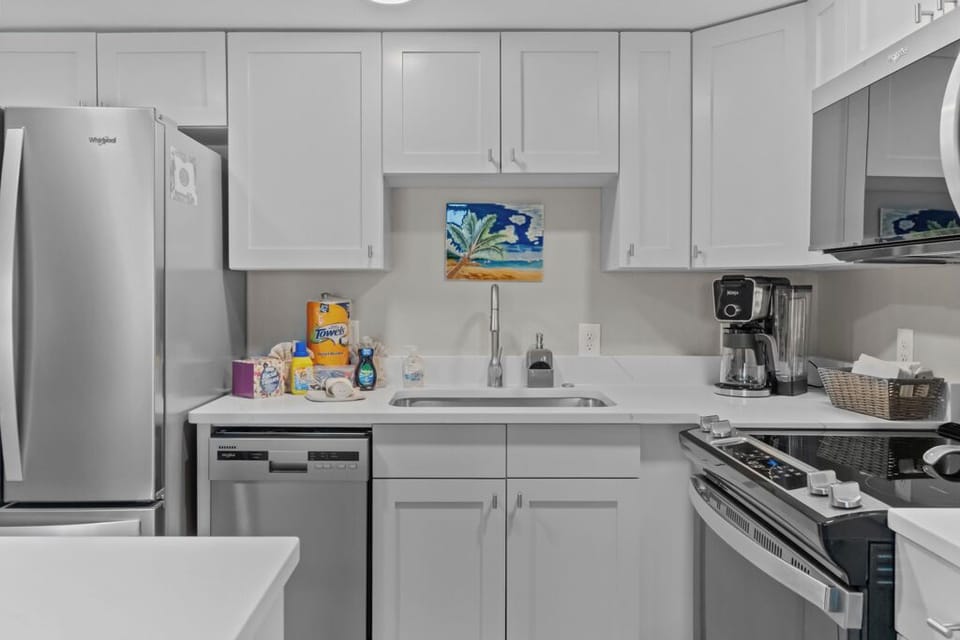 Cozy and modern open space featuring a fully equipped kitchen, inviting dining area, and bright living room—perfect for relaxing and enjoying your stay.