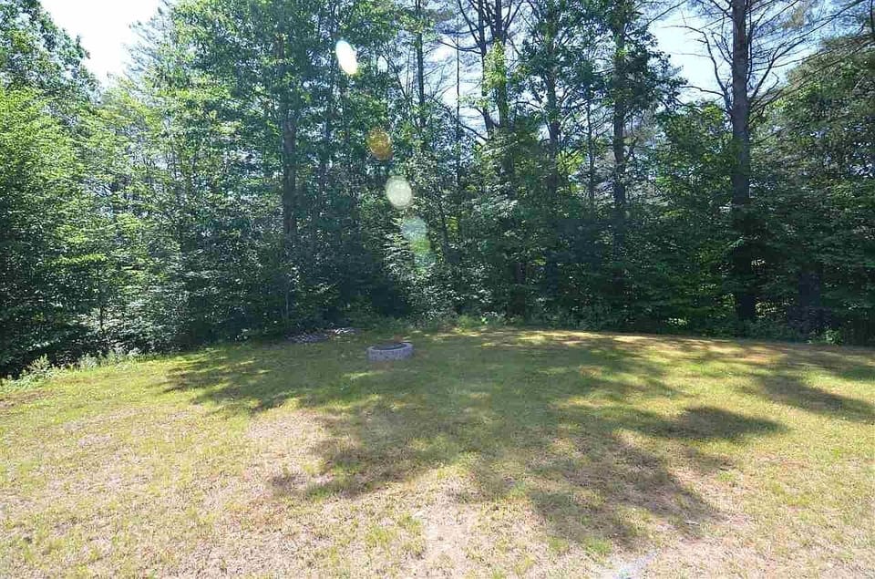 Backyard w/ fire pit 