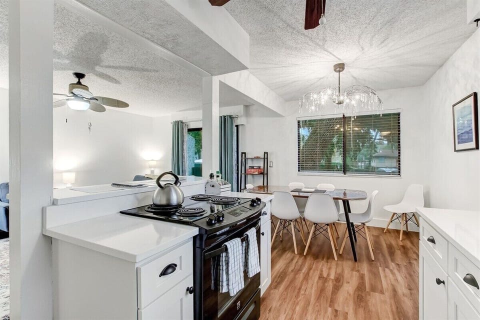 Open-Concept Kitchen for Seamless Entertaining - Cook, Dine, and Relax with Your Loved Ones in One Inviting Space