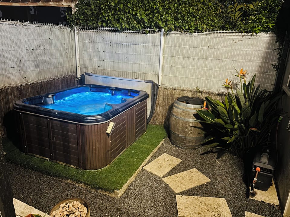 Outdoor spa tub