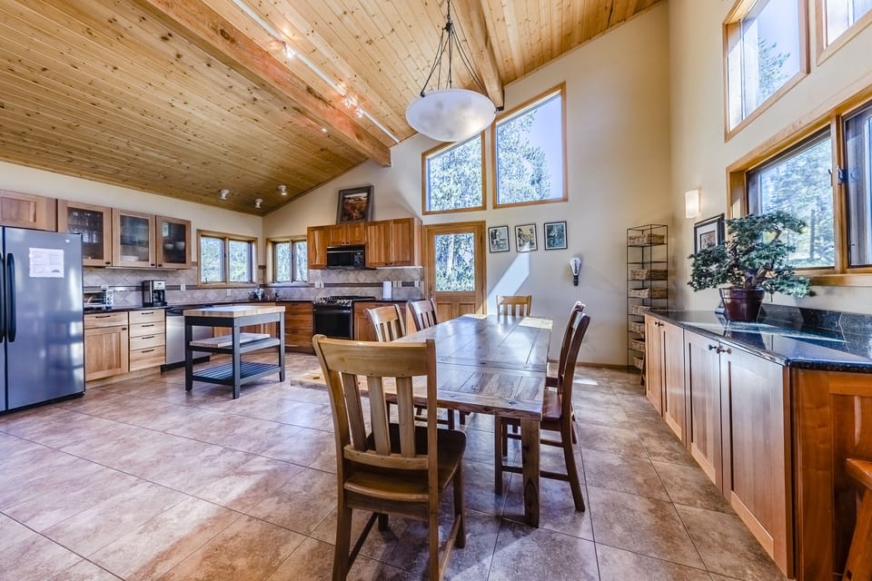 Dining & kitchen area - Dining area and kitchen - all-in-one