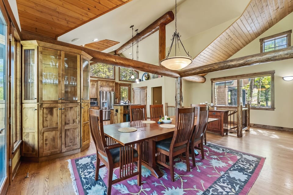 Dining room: Seating for 6 (extra chairs are available onsite)