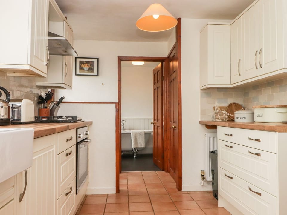 Pretty cream fitted kitchen
