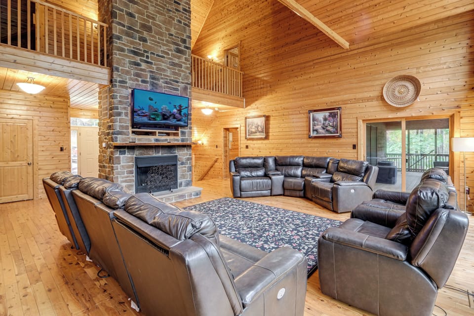 Maurertown Vacation Rental | 6BR | 4BA | 5,200 Sq Ft | Stairs Required