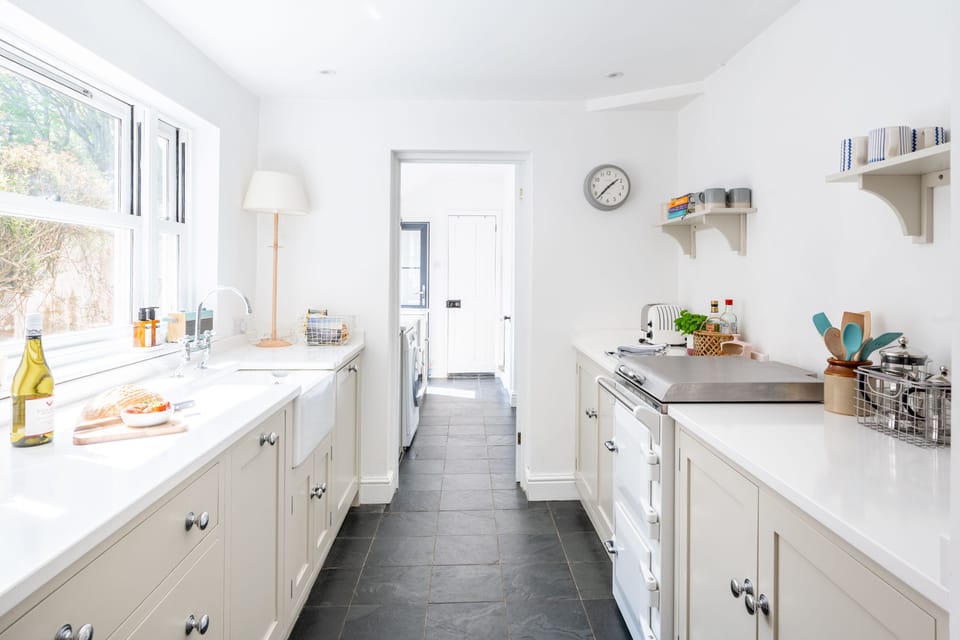 Ground floor: Well-equipped kitchen with electric Range cooker