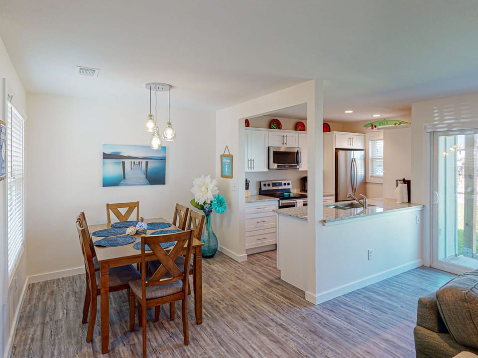 Dining Area with Seating for 6