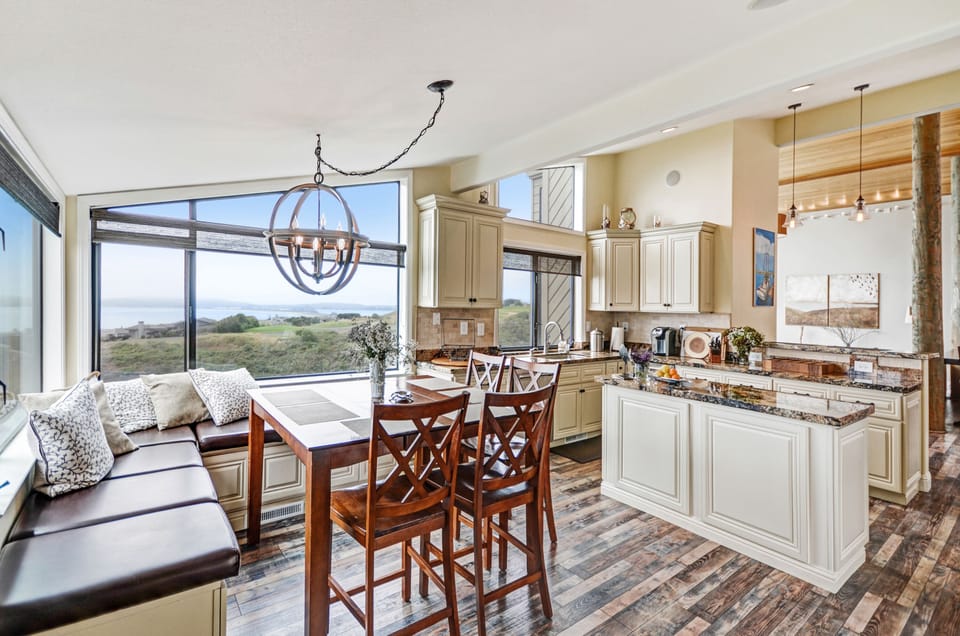Kitchen dining table with spectacular views - watch the birds fly by