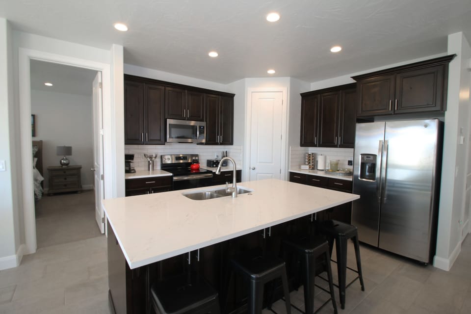 Fully equipped classic kitchen, counter seating (4)