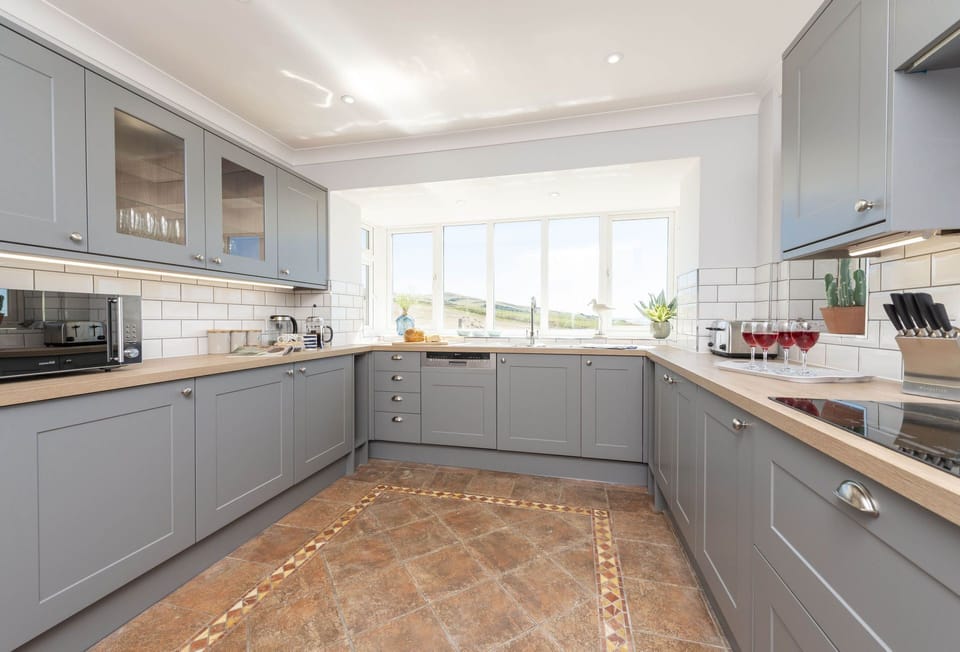 Chesil Watch, Abbotsbury: Kitchen leading through to dining room