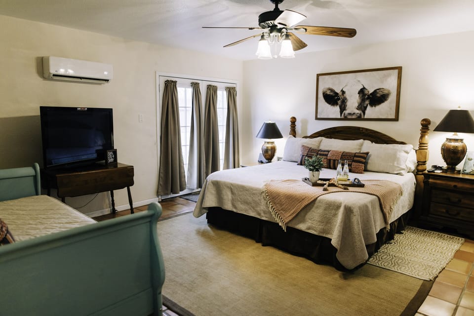 Main bedroom w/King, Twin, twin trundle & twin rollaway. Smart TV & ensuite.