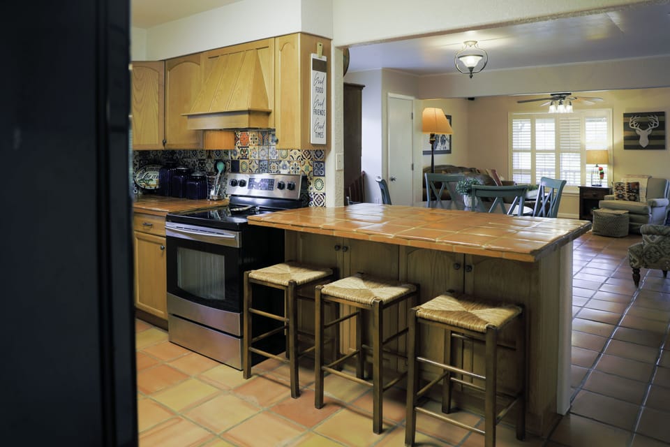 Seating for 5 around the Breakfast Bar.