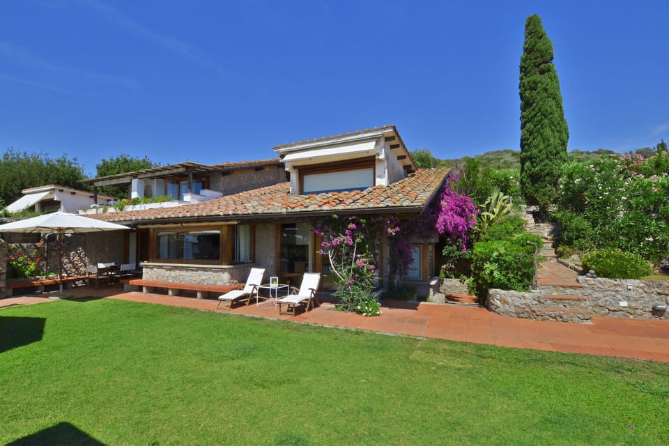 The villa and the well-kept garden