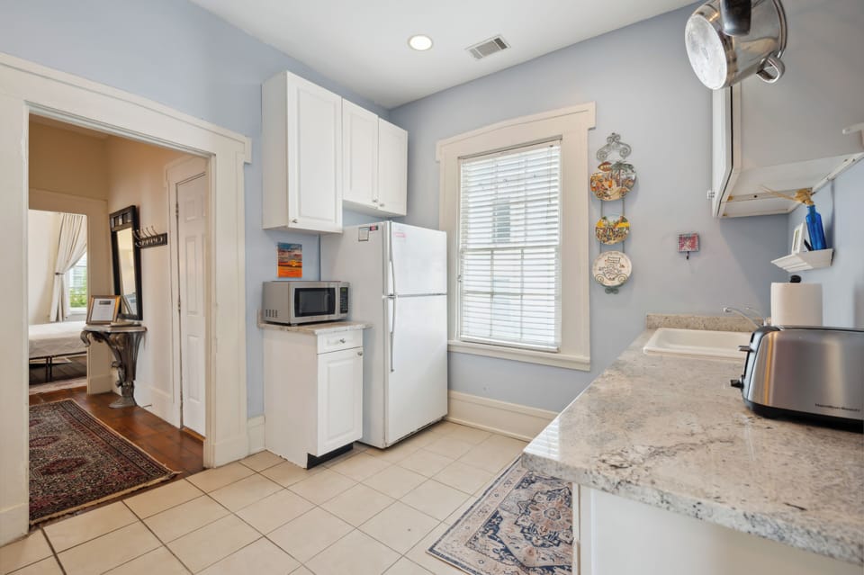 The kitchen is fully equipped with modern appliances, ample counter space, and all the essentials you need to prepare meals. It's a bright and functional space, perfect for cooking and enjoying time with family or friends.