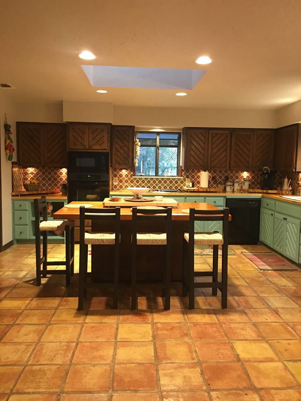Fully equipped kitchen with center island 
