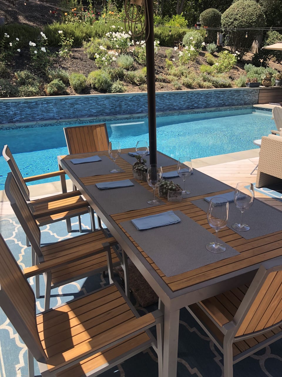 Outdoor dining for 8