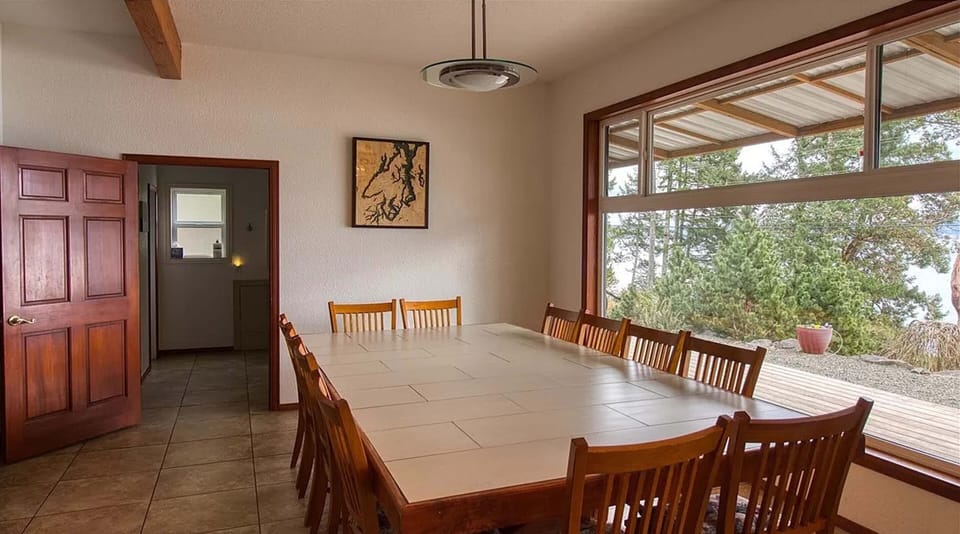 Plenty of room for breakfast, lunch and dinner.