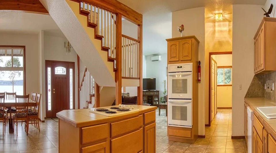 Easy to maneuver kitchen, island counter cook stove & 2 ovens 