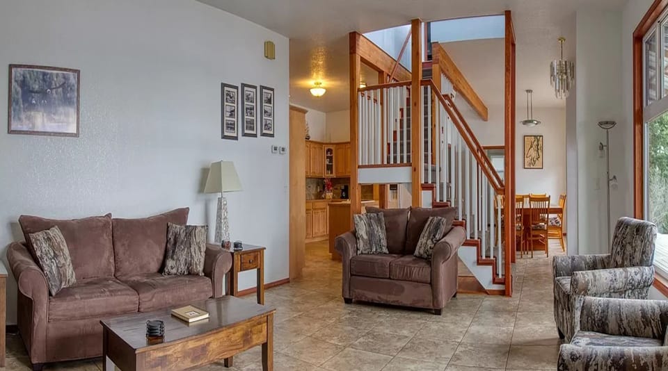 Comfortable open concept living with lots of windows and light  thru-out 