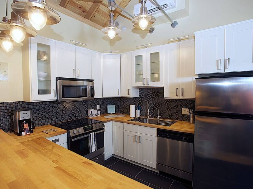 Store, prepare and clean up after your meals with the full-size stainless-steel appliances in Tradhuset (treehouse)