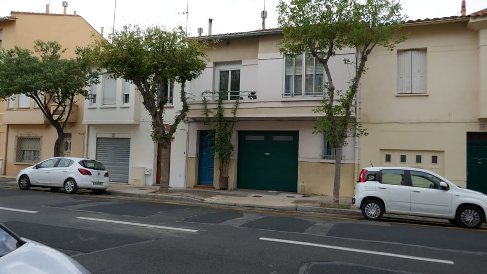 Maison de ville. L'appartement donne sur le jardin à l'arrière de la maison.