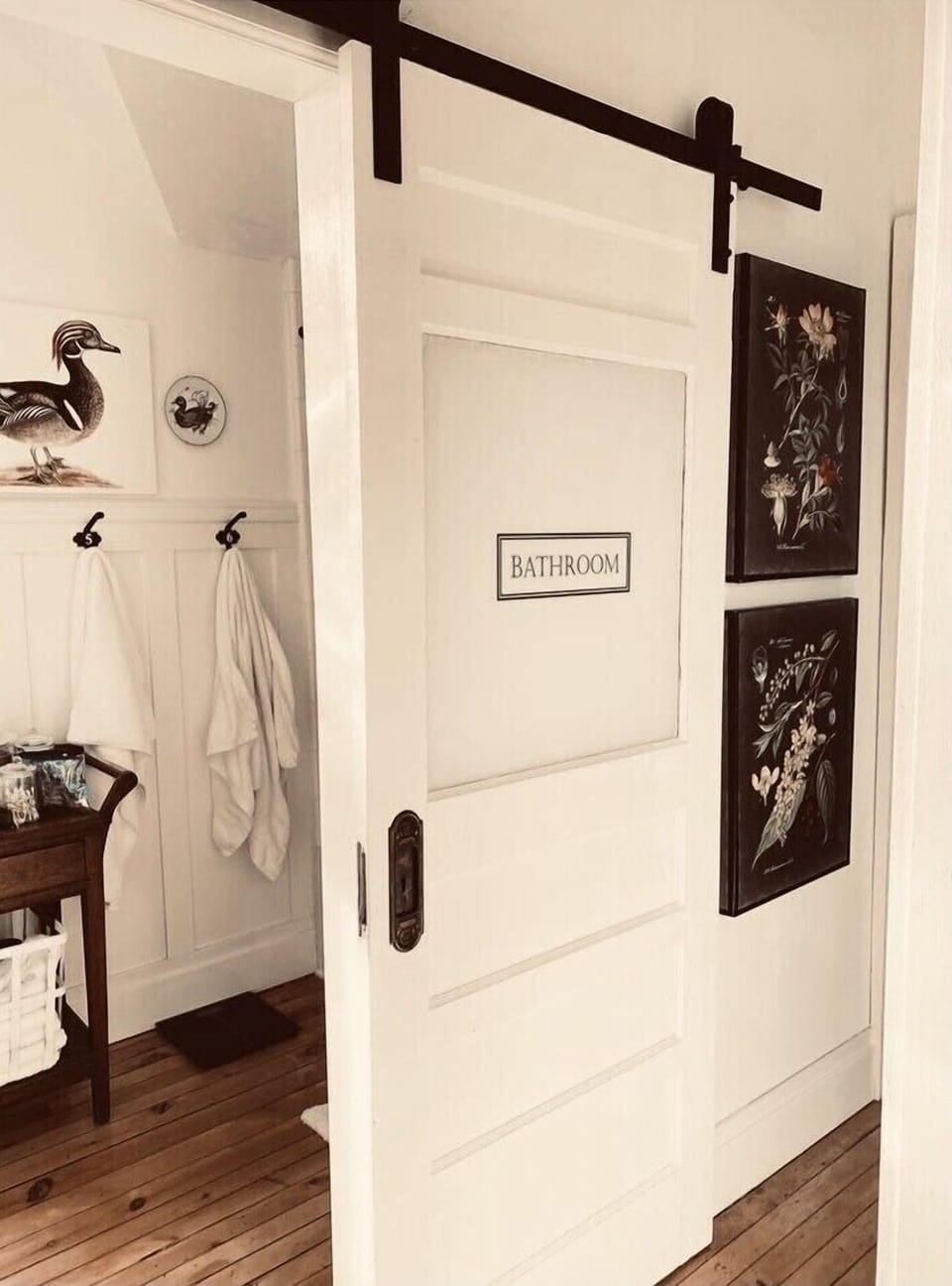 Upstairs full batroom. 