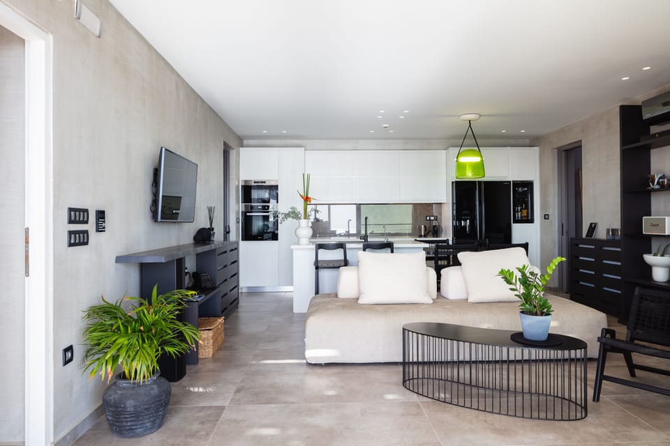 Floor-to-ceiling glass panels let the light and air in, all day long.