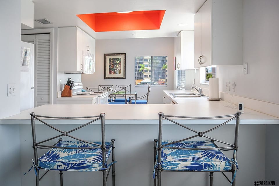 Breakfast Bar where you can start every morning to plan your day on the island