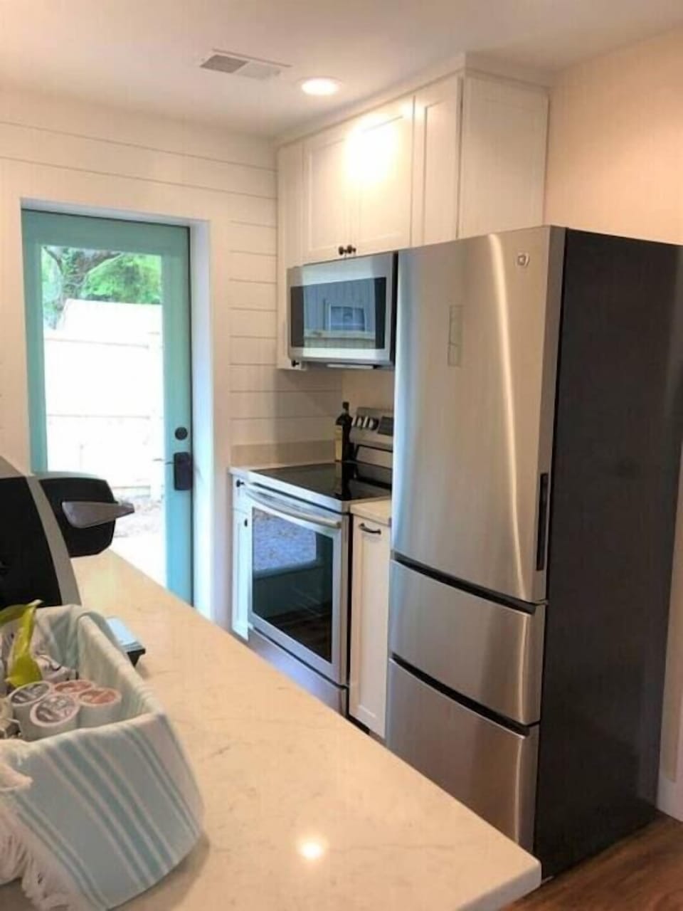 Stove, oven, microwave & refrigerator with ice maker