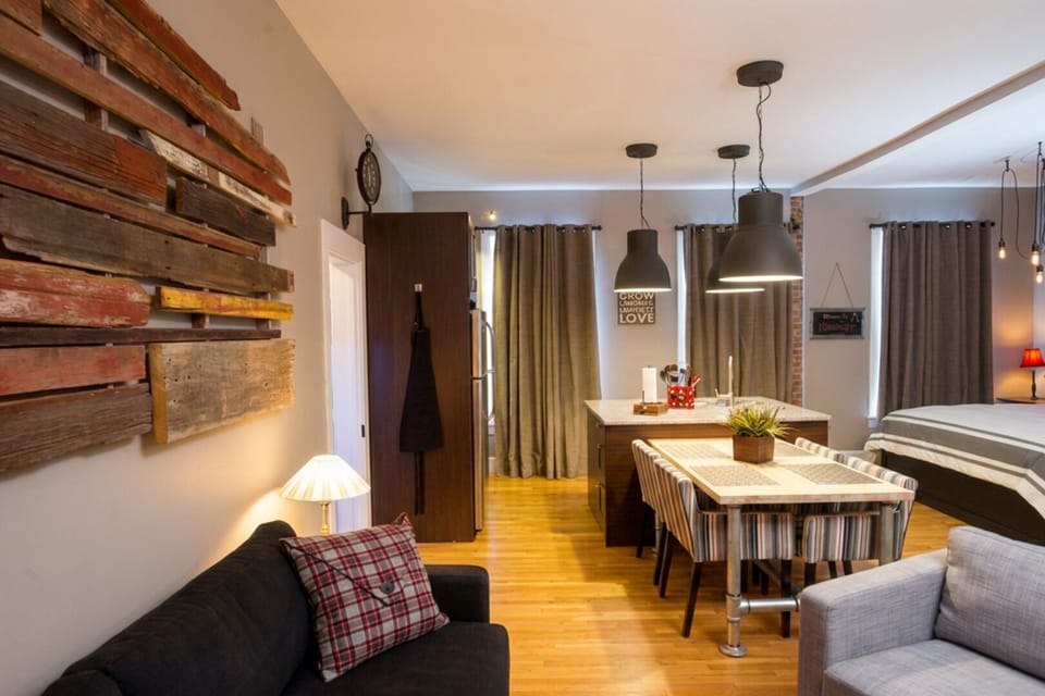 Plantera’s living area with sofa and chairs extends into the fully equipped kitchen