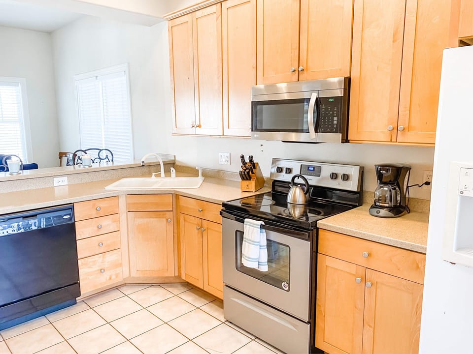 Roomy fully stocked kitchen features an eat in kitchen, breakfast & coffee bar.