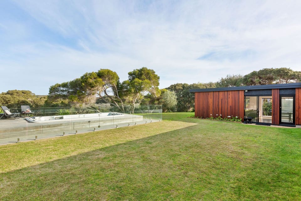 Family fun & relaxation, swim spa, games room, 1 acre of land (sleeps 8) House in Melbourne