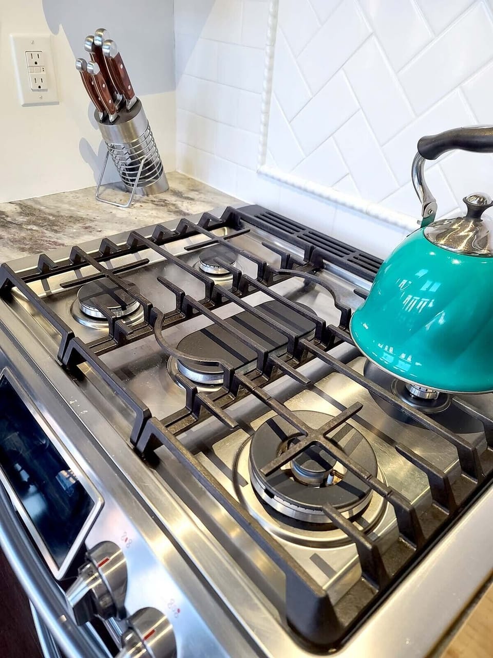 Gas stove and oven to cook like a chef.