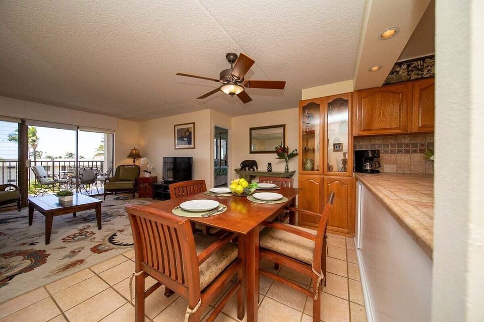 Kihei Akahi D402 dining room 2