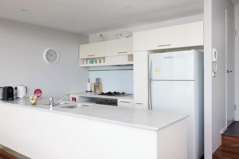 Full Kitchen with oven, gas stovetop, microwave, dishwasher, fridge/freezer
