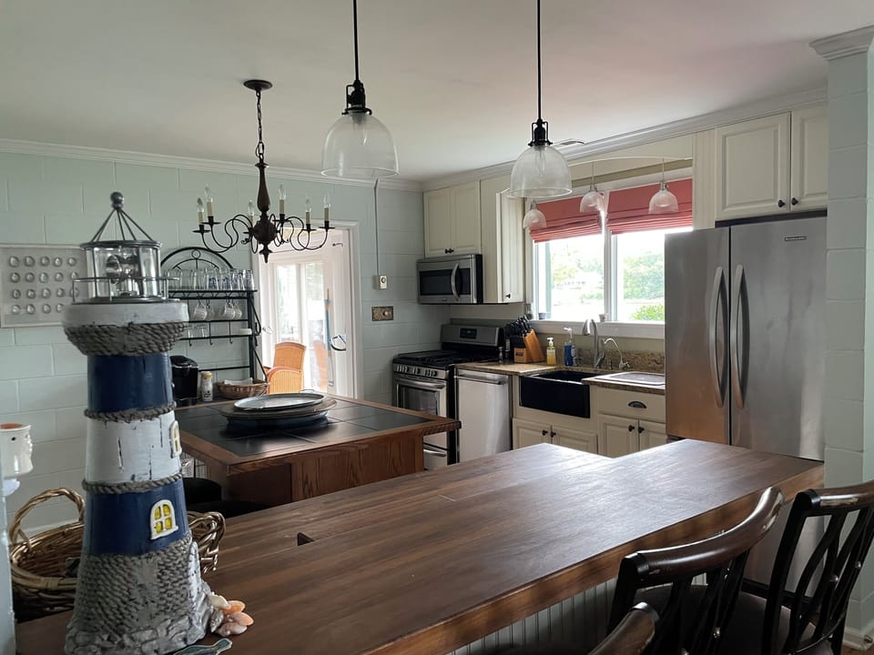 Full kitchen with island and breakfast bar.