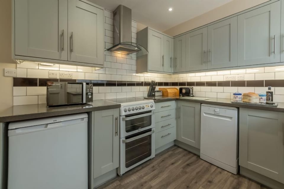 Ground Floor: Kitchen