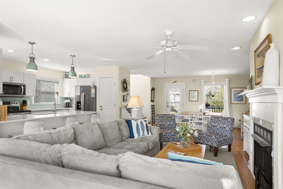 DU502: Decked Out Duck l Mid Level Living Area - Fireplace Not Available For Guest Use