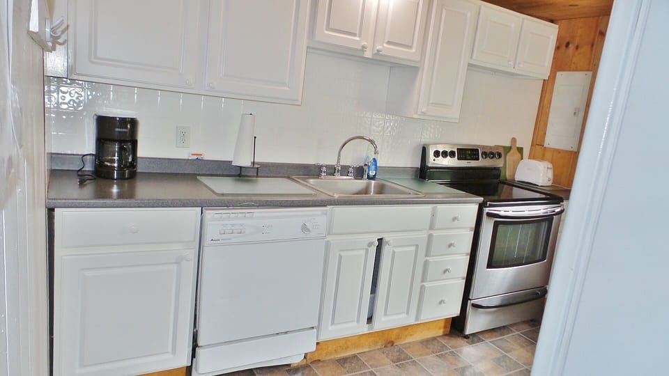 VIEW OF KITCHEN.