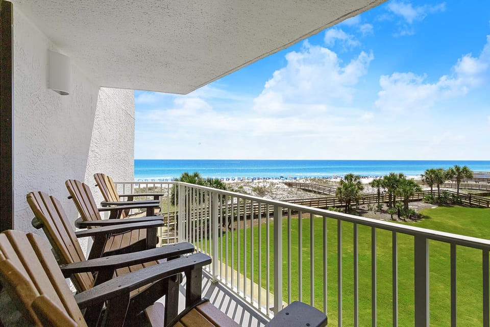 24-Mainsail-125-Balcony