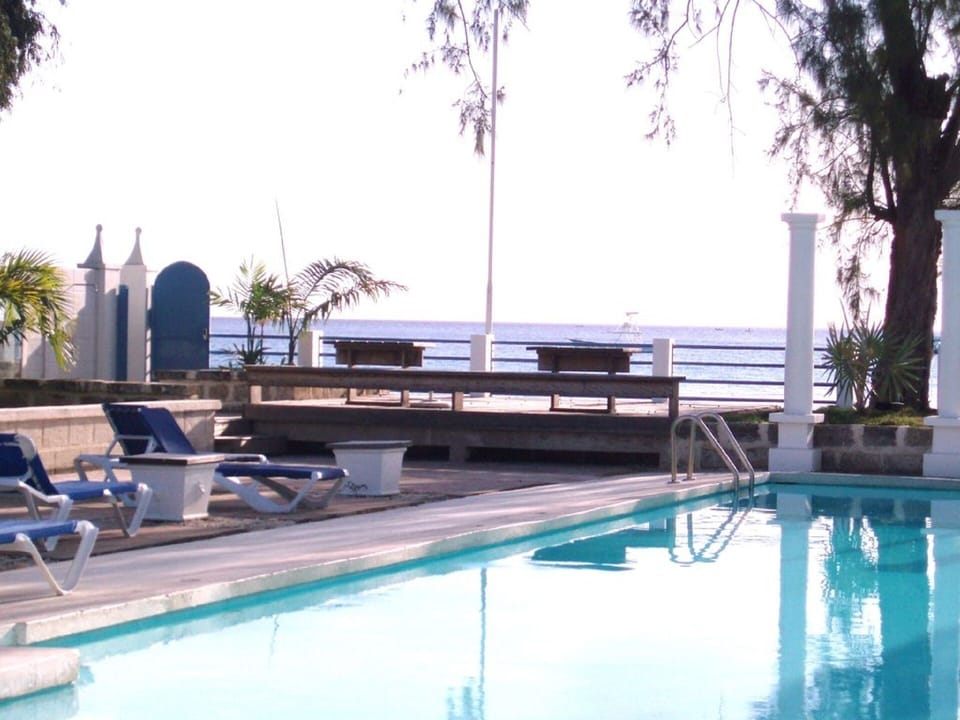 Sundeck at the pool, looking out over the ocean.