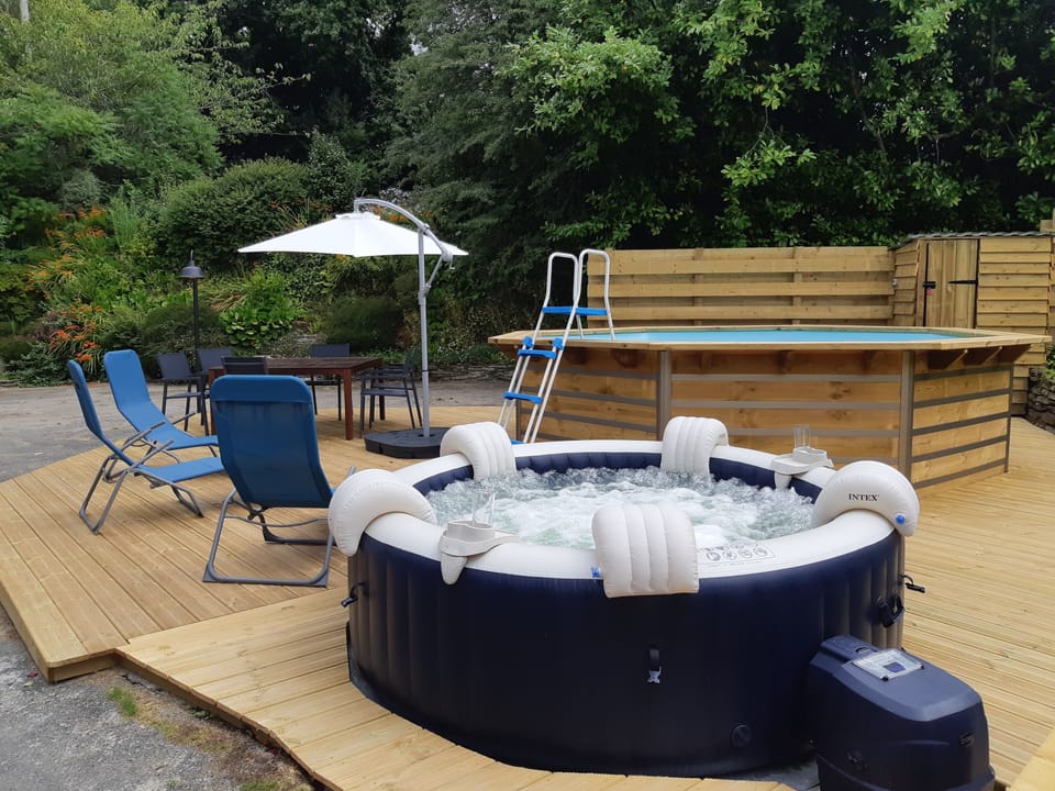 Outdoor spa tub