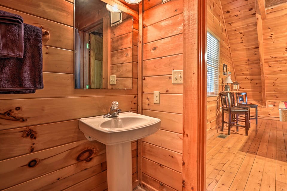 Full Bathroom | Towels Provided