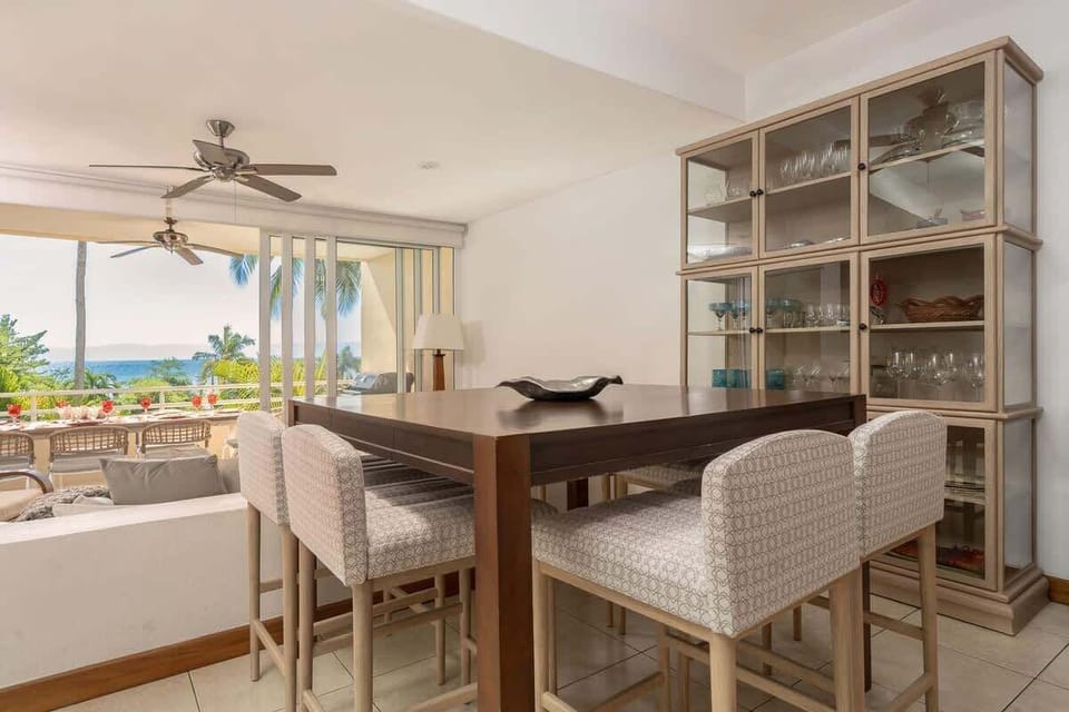 Luxury Dining Table Seats up to 6 Guests