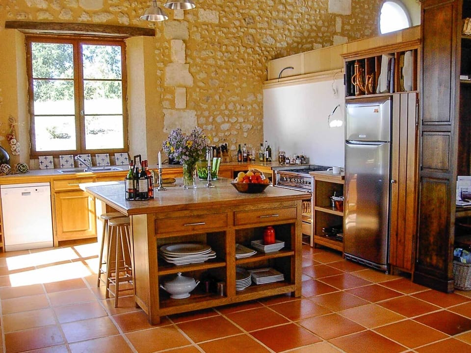 Main House - Full Kitchen with Island